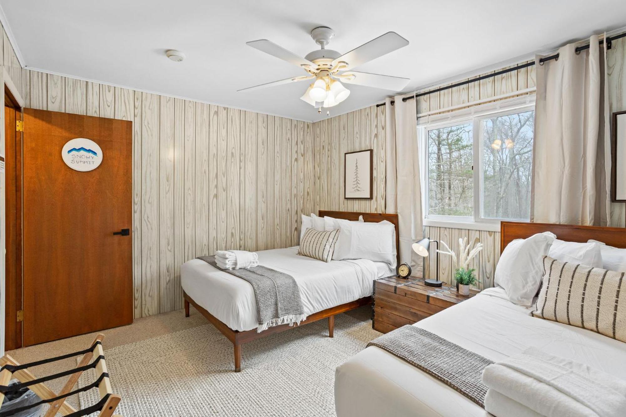 Pocono Retreat Hot Tub Movieroom Gameroom Etc Chalet *