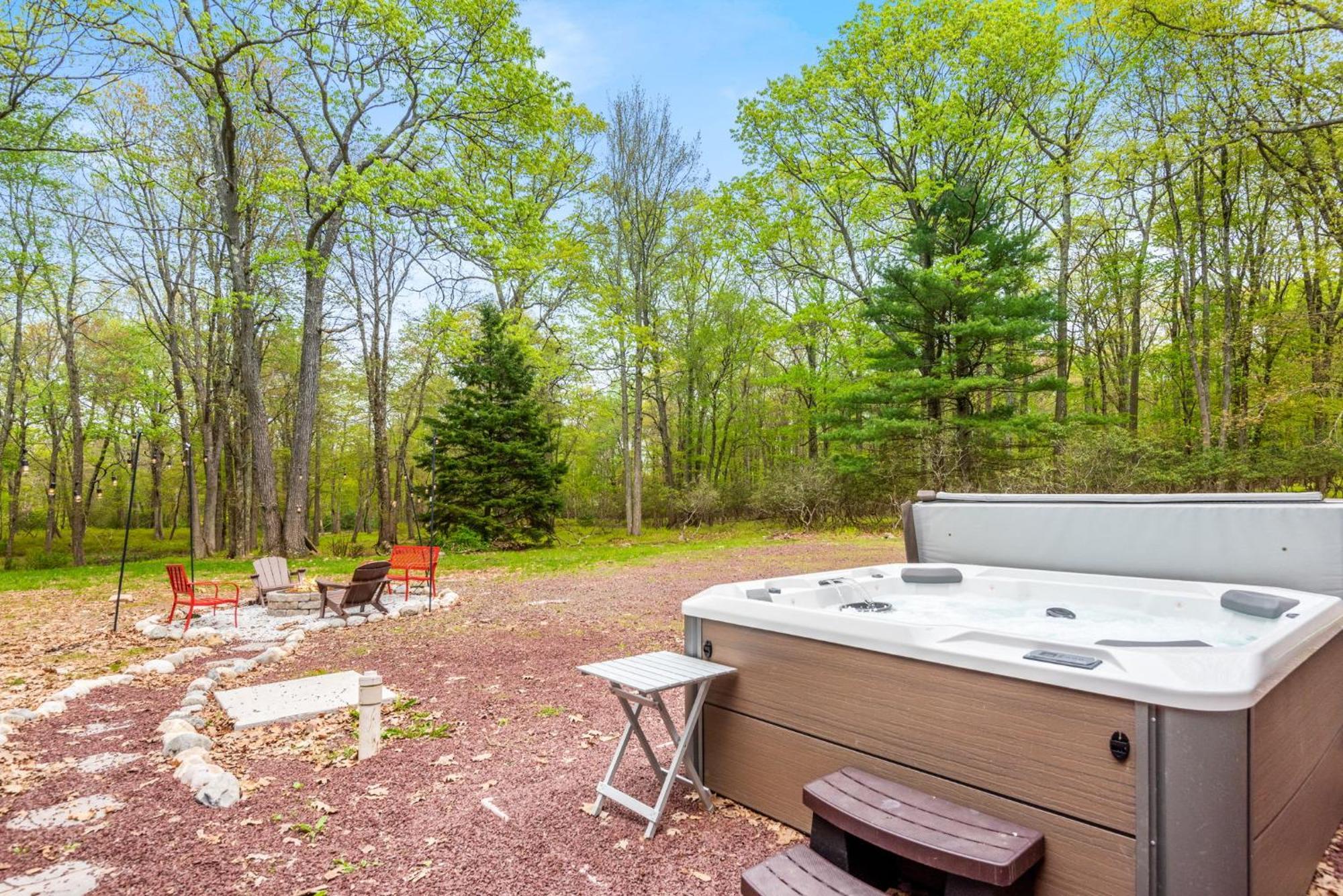 Chalet Pocono Retreat Hot Tub Movieroom Gameroom Etc *