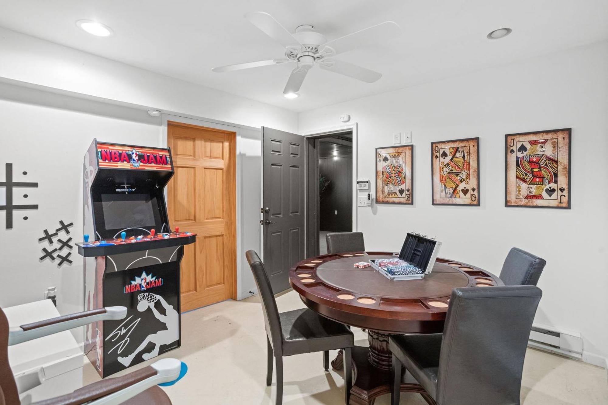 Pocono Retreat Hot Tub Movieroom Gameroom Etc * Lake Harmony