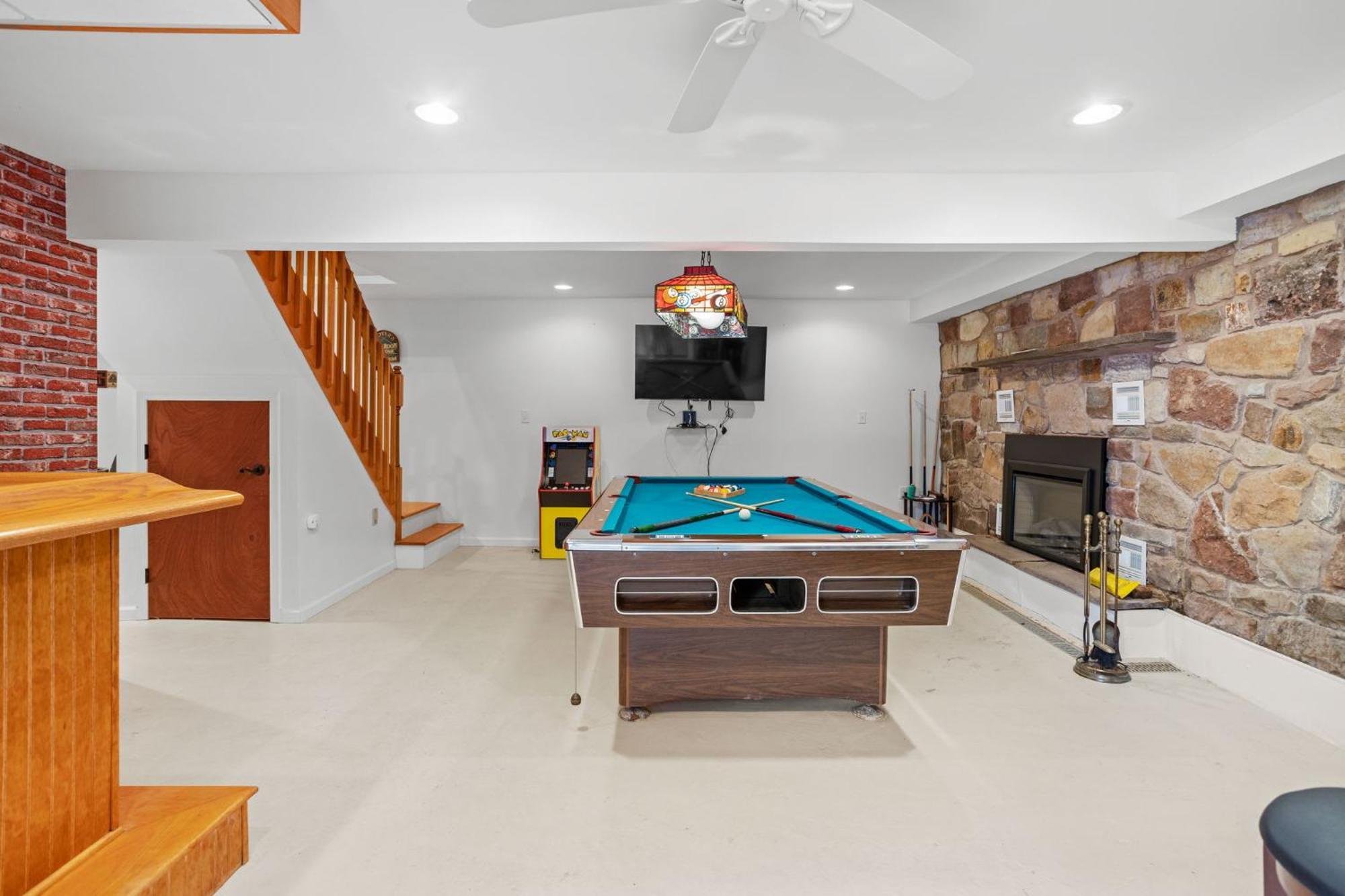 Pocono Retreat Hot Tub Movieroom Gameroom Etc Chalet