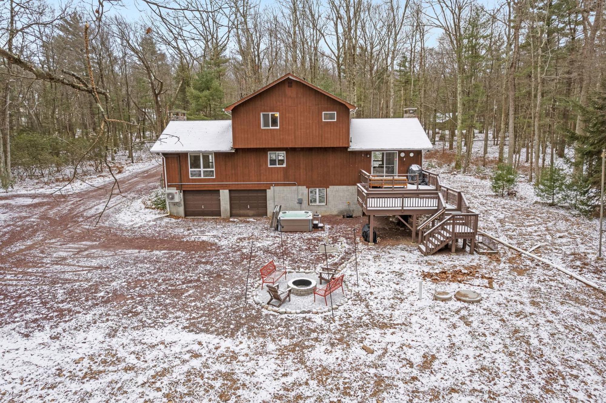 Pocono Retreat Hot Tub Movieroom Gameroom Etc Chalet *