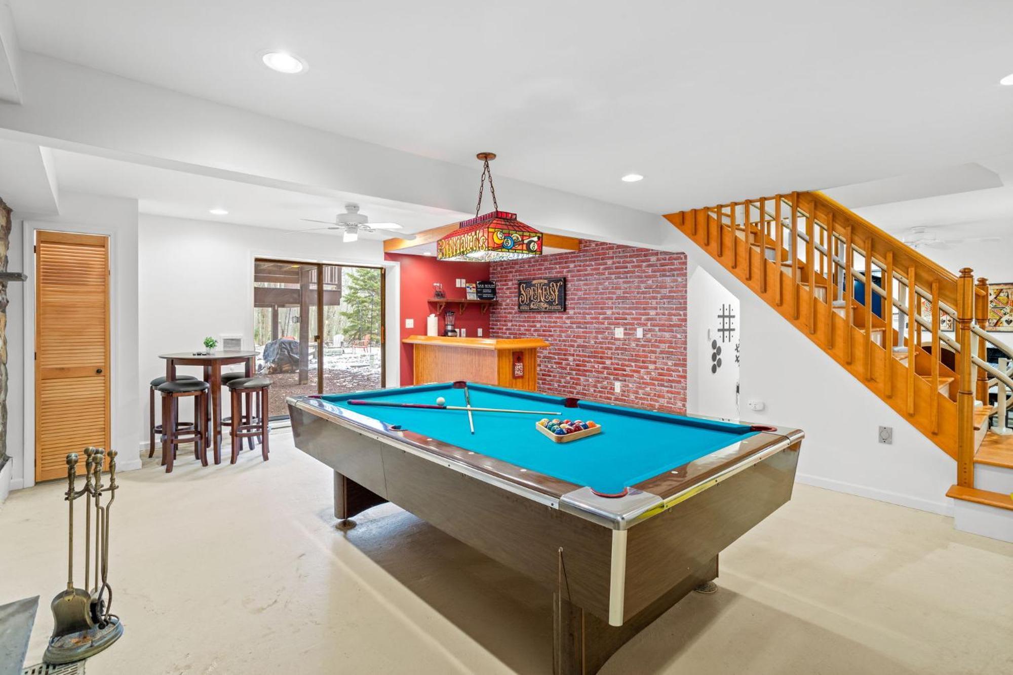 Pocono Retreat Hot Tub Movieroom Gameroom Etc Chalet *