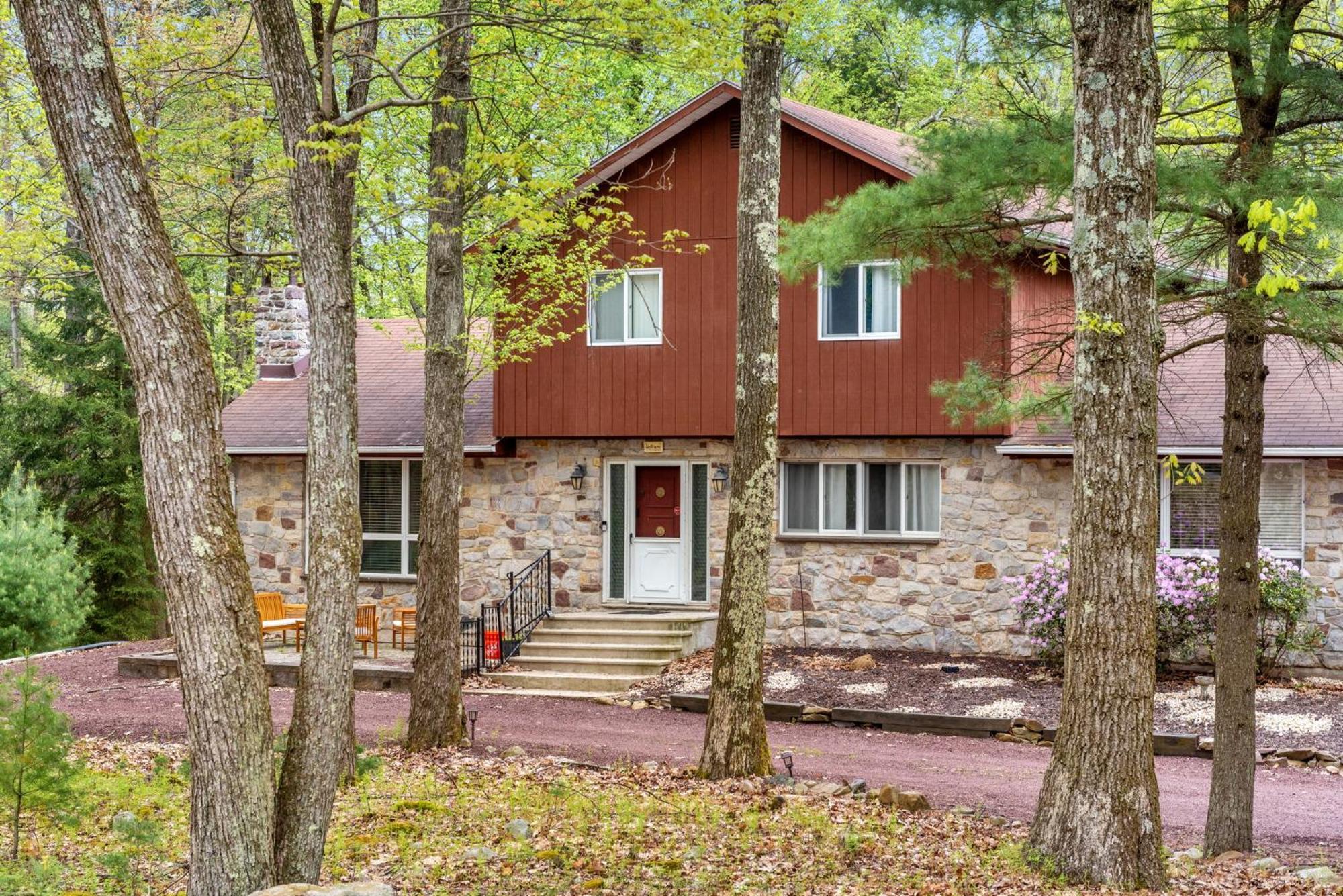 Chalet Pocono Retreat Hot Tub Movieroom Gameroom Etc *